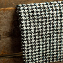 Load image into Gallery viewer, Harris Tweed Fabric 009