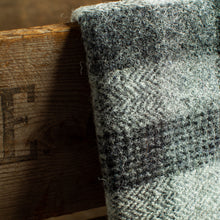 Load image into Gallery viewer, Harris Tweed Fabric 031