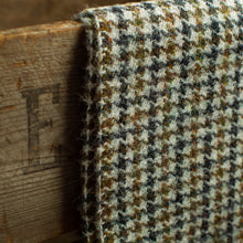 Load image into Gallery viewer, Harris Tweed Fabric 017
