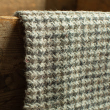 Load image into Gallery viewer, Harris Tweed Fabric 019