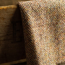 Load image into Gallery viewer, Harris Tweed Fabric 033