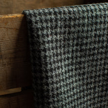 Load image into Gallery viewer, Harris Tweed Fabric 058
