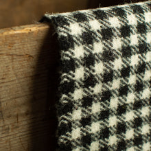 Load image into Gallery viewer, Harris Tweed Fabric 097